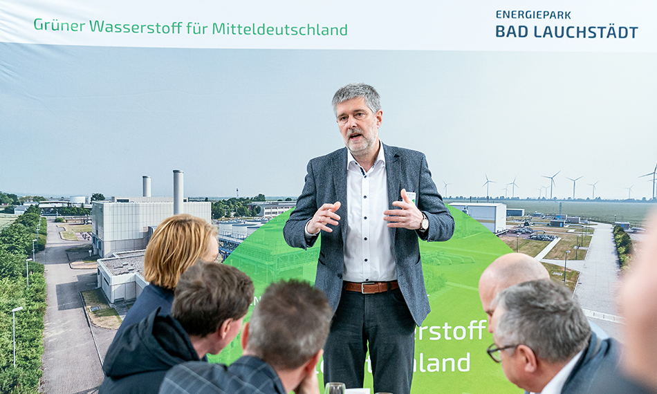 Prof. Dr. Krause führte Mitglieder des brandenburgischen Landtags durch den Energiepark Bad Lauchstädt