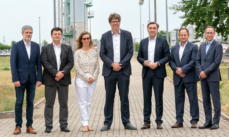 Staatsekretär Kellner (BMWK) besucht den Energiepark Bad Lauchstädt. (v. l. n. r: Prof. Krause (DBI), Prof. Brockmeier (IHK), Frau Müller-Pagel (VNG), Herr Kellner (BMWK), Herr Wünsch (MWU), Prof. Keitel (IHK) & Dr. Günther (IHK). Foto: Tom Schulze