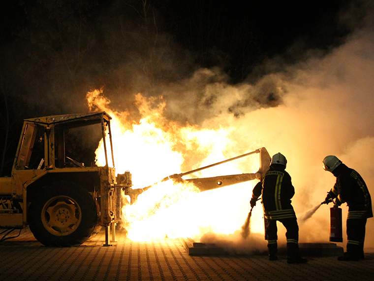 Teilnehmende beim Löschen eines Gasbrandes unter kontrollierten Bedingungen