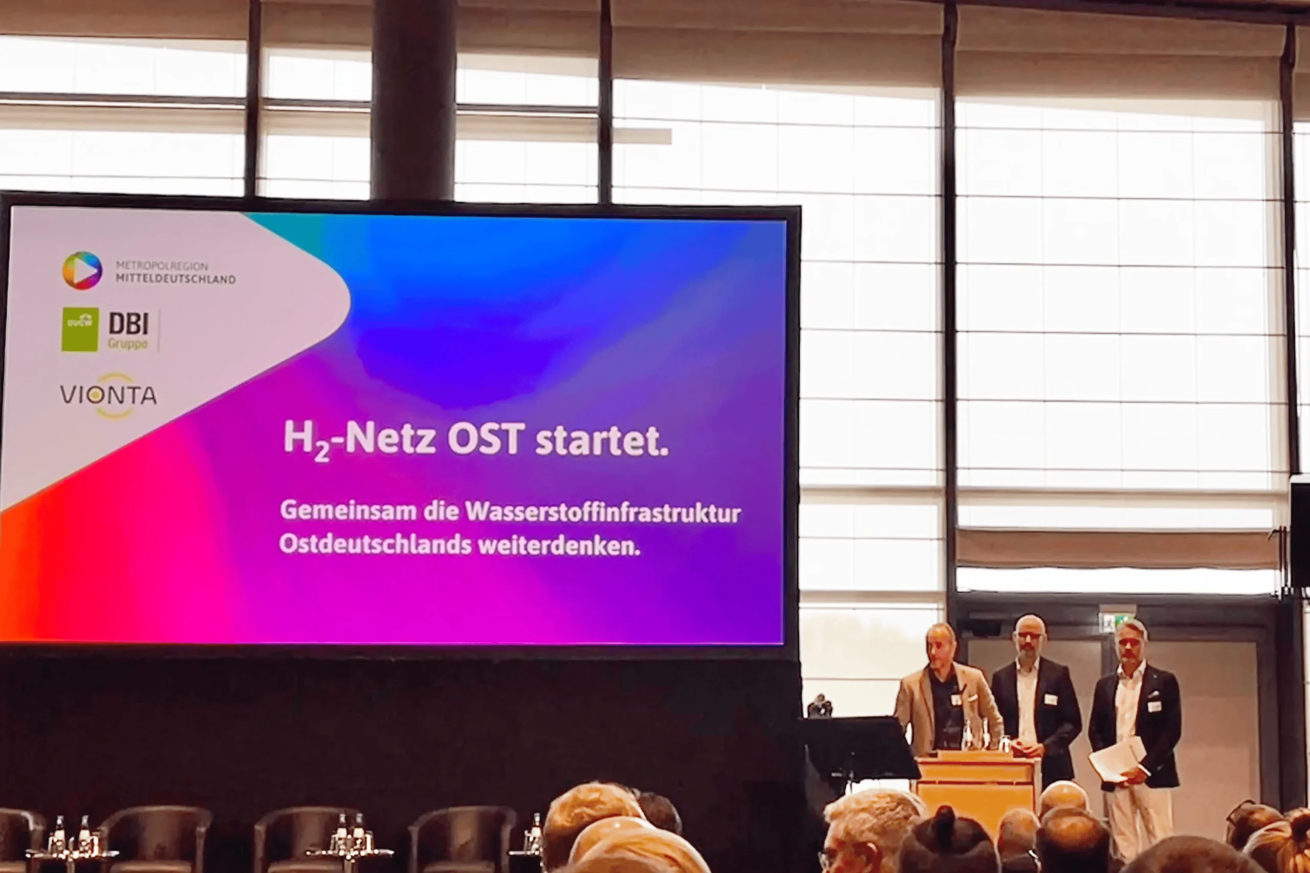 Gert Müller-Syring, Dr. Ulf Kreienbrock und Jörn-Heinrich Tobaben verkünden den Startschuss der Gemeinschaftsstudie H2-Netz OST auf dem Ostdeutschen Wasserstoffkongress in Dresden